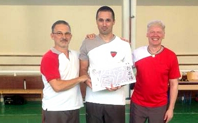 Sifu Tihomir Kolar (lijevo) i Majstor DaiSifu Hans-Peter Edel (desno) pri dodjeli diplome za 1. učiteljski stupanj Ivici Iveliċu